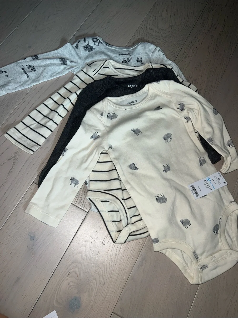 Carter's - 4 onesies set